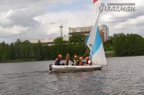 Яхта Иту Лариу Дэн на фоне завода